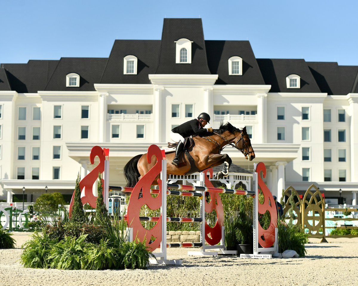 🏆 Will Simpson (USA) had a stellar start to his day, claiming his second international victory in this morning's feature event, the $32,000 1.45m Speed CSI3*. Aboard Keminko N, Simpson blazed through the course with an impressive time of 61.20 seconds.
