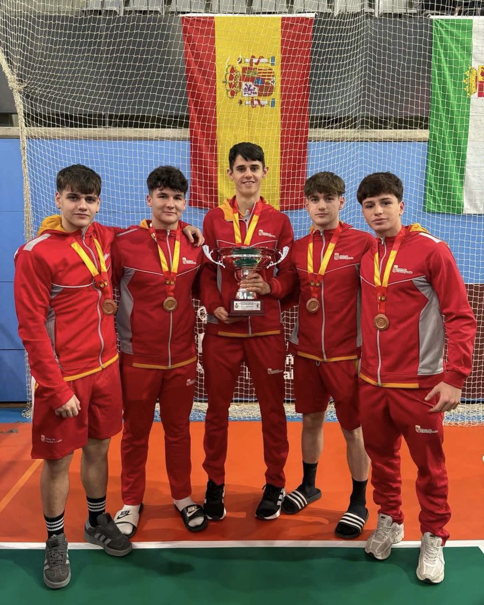 atlvalladolid's tweet photo. 🤾‍♂️Nuestros juveniles Daniel Cristóbal y Álvaro López Ceruelo del Recoletas ING Fraile, Hugo Poladura, Darío Carrión y Adrián Pons del Recoletas Pistacyl han conseguido la medalla de🥉en el @cesabm2025CAT.

💙¡Enhorabuena chicos! https://t.co/gLDl2838ev