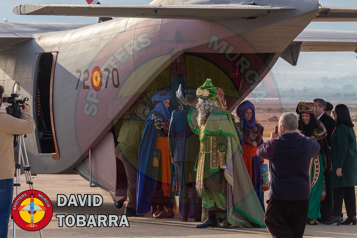 Nuestro compañero <a href="/dtobarra/">ᗪᗩᐯIᗪ TOᗷᗩᖇᖇᗩ </a> nos manda estas fotos del incombustible C212 Aviocar y de la llegada de SS.MM. los Reyes Magos a la Base Aérea de Alcantarilla
