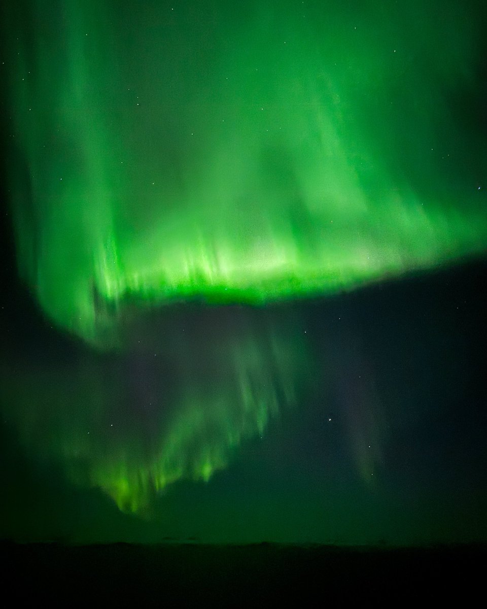 وأخيراً شفت الشفق القطبي !
والله لحظة ما تتكرر وشعور لايوصف
سبحان خالق هذا الجمال 

الشفق القطبي أو أورورا (Aurora) هو ظاهرة طبيعية مميزة تصير في المناطق القريبة من القطبين، إذا كان في نص الكرة الشمالي يسمونه Aurora Borealis أو الشفق القطبي الشمالي (وهذا اللي أنا شفته) أما إذا