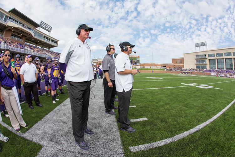 T4.) UMHB - Mary Hardin Baylor ‘16 - ‘21

The Cru, led by Texas Sports Hall of Fame head coach Pete Fredenburg won 3 national titles in 5 seasons by way of absolutely stifling defense.

The 2016 &amp; 2017 defenses are thought of by many as the best defensive teams in D3 history! 💪
