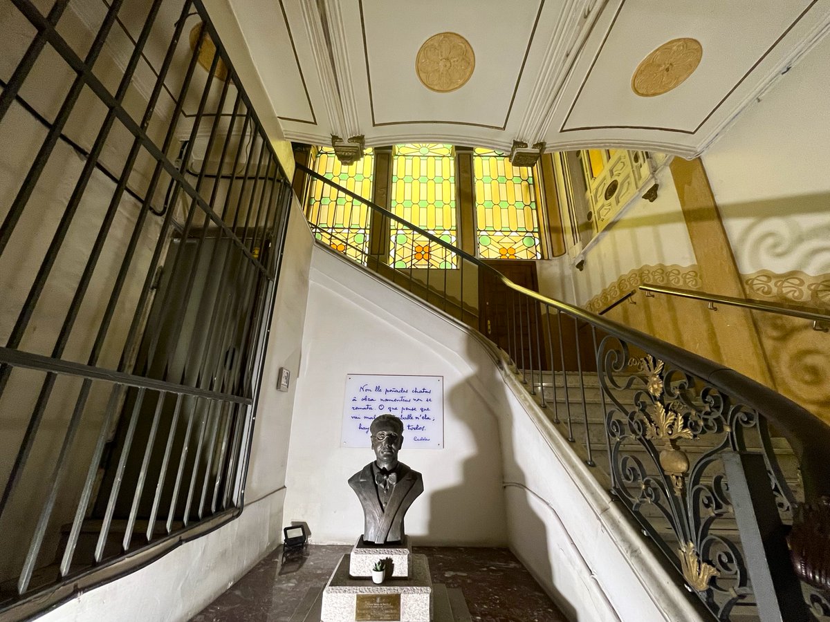 Barcelona Singular (@bcnsingular) on Twitter photo Ahir van complir-se 75 anys de la mort de Castelao, pare del nacionalisme gallec. Aquí el tenim, a l'entrada de la Casa Güell de #laRambla dels Caputxins, on hi ha la seu del <a href="/CentroGalegoBcn/">Centro Galego de Barcelona</a> (núms. 35-37) Ahir van complir-se 75 anys de la mort de Castelao, pare del nacionalisme gallec. Aquí el tenim, a l'entrada de la Casa Güell de #laRambla dels Caputxins, on hi ha la seu del <a href="/CentroGalegoBcn/">Centro Galego de Barcelona</a> (núms. 35-37)