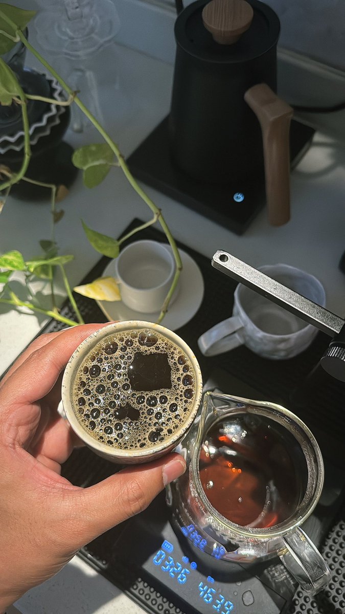 قهوة الليّل دائمًا فيها مسره🤎💆🏻‍♂️