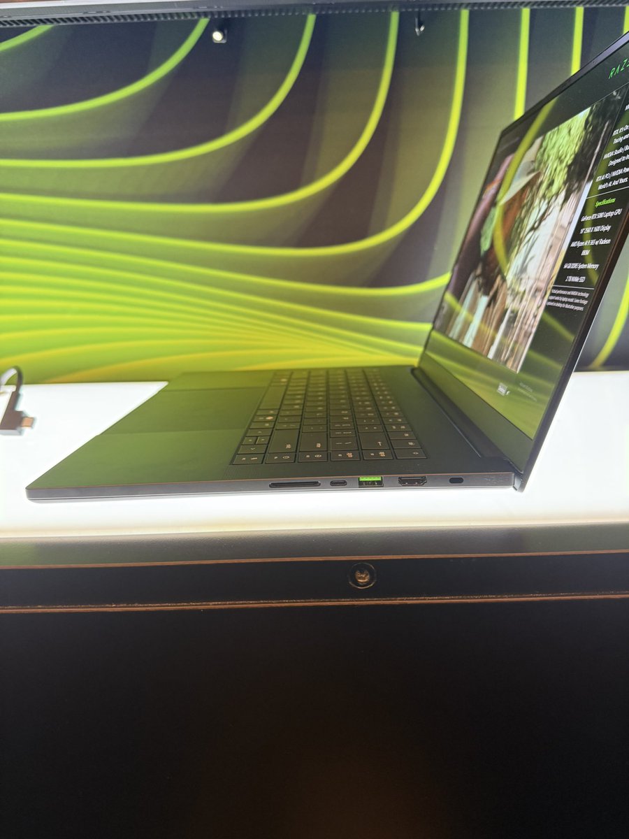 minliangtan's tweet photo. This is how thin the new @Razer Blade 16 is - our engineers have managed to get an @nvidia 5090 inside a chassis that’s about the same height as a USB port. #CES2025 #CES2025Razer https://t.co/Zwv6eE0v8F