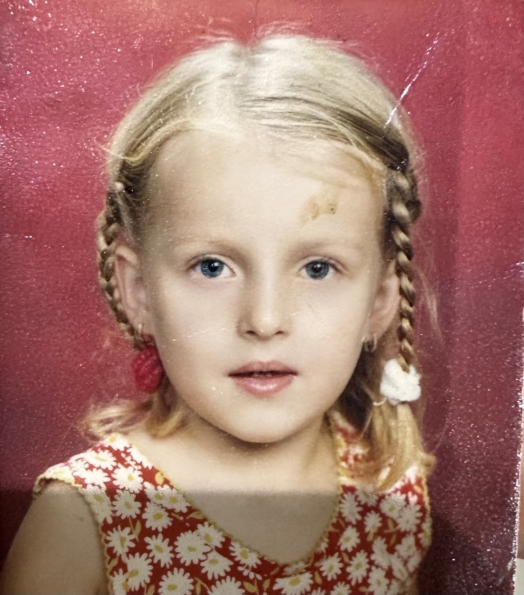 Bugün, sağdaki küçük kızın hayallerini gerçekleştirerek Op. Dr. oldum👁️ Arkadaşlarım da gerekeni yapmış😂