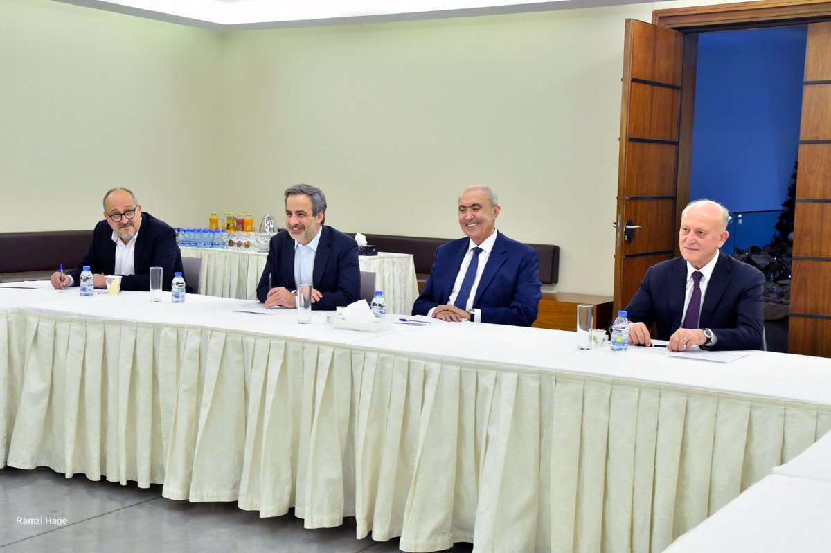 DrSamirGeagea's tweet photo. من لقاء نواب المعارضة في المقر العام لحزب القوات اللبنانية، في معراب. https://t.co/mhONlJpQES