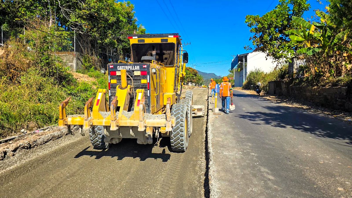 ElCapi2016's tweet image. #ElCapi / El personal de @FOVIALITO sigue preparando las condiciones para colocar la nueva carpeta asfáltica en la Ruta de Paz, Morazán.
#ElSalvador