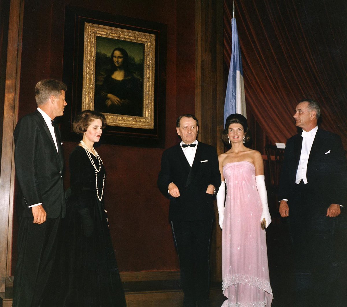 #OnThisDay 62 years ago, the Mona Lisa was in DC.
 
In 1963, Leonardo da Vinci’s most famous painting was on view in our West Building. Thread ⬇️