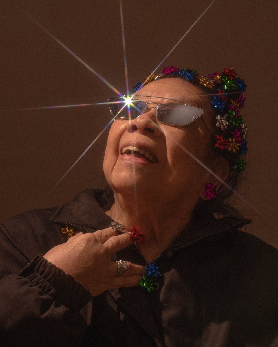 peter_devito's tweet image. my grandma turns 88 on Friday and for her birthday photoshoot, she wanted to do a shoot with gift bows this year 🎁