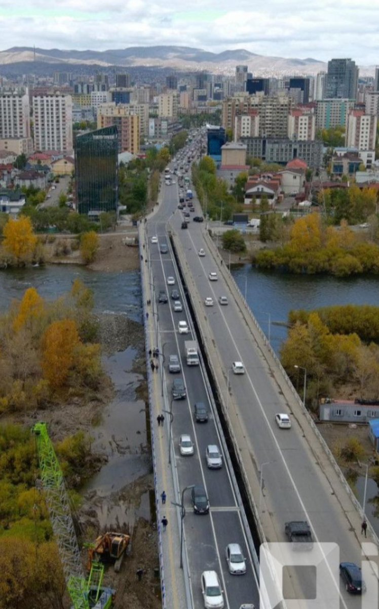 Зайсангийн хуучин гүүрийг заавал нураах гээд байхын. Тэрний оронд Мишээл экспо хавиар 15тб-₮ нь шинэ гүүр бариад Зайсан хуучин гүүрээ хүчитгэчихмээр л санагдахын.