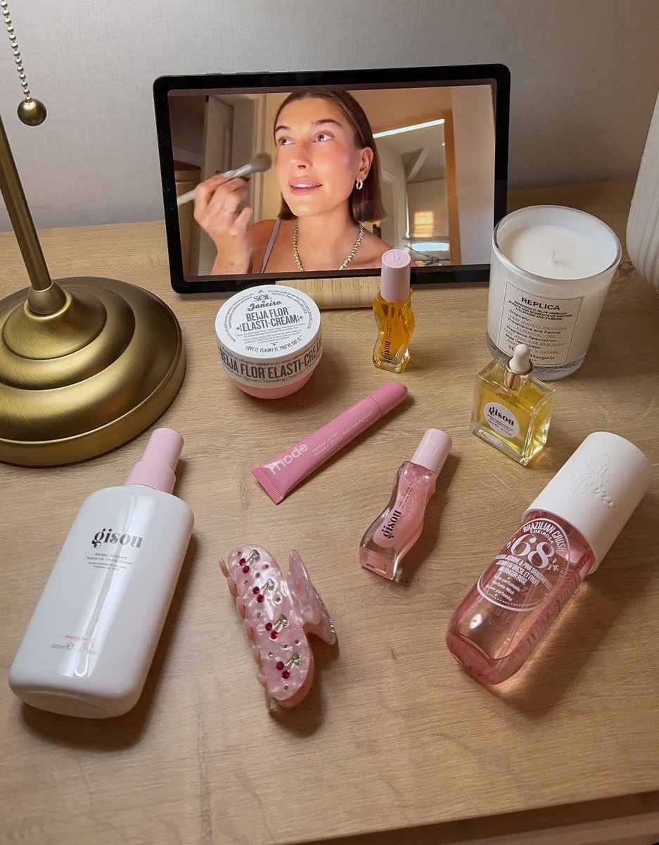 𝚛𝚎𝚒𝚗𝚊 (@flowerinafieldd) on Twitter photo 