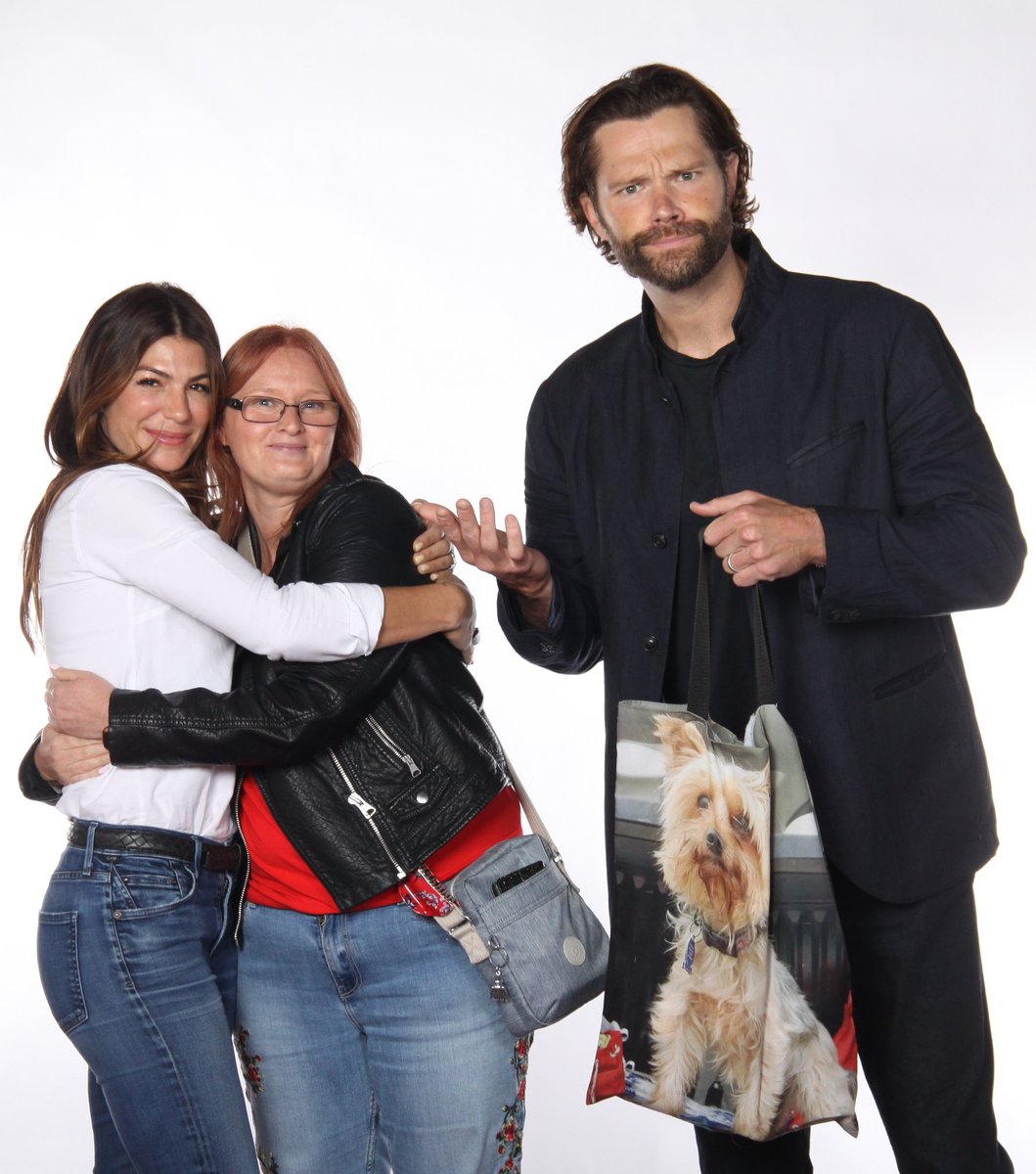 Happy birthday <a href="/GenPadalecki/">Genevieve Padalecki</a> a fellow Capricorn. So glad to have met you and to have had my first ever con photo taken with you. Have an amazing day 🎊🎂🎉