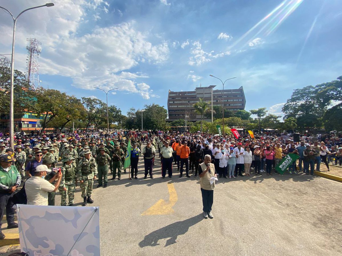En defensa de la Patria!

Activamos el ODDI en la capital de nuestro estado Aragua en una perfecta fusión popular-militar-policial a propósito de la juramentación del Jefe se Estado Nicolás Maduro este viernes 10 de enero 

Maracay y Aragua están en paz, seguras y en revolución
