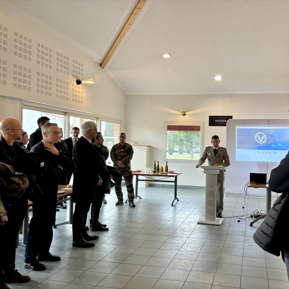 Prefet26's tweet photo. #Voeux | âš Le prĂ©fet de la DrĂŽme, Thierry DEVIMEUX, et son directeur de cabinet, Julien HENRARD, ont participĂ© Ă la cĂ©rĂ©monie des vĆux de M. Nils Tourneret, chef de corps du Groupement AĂ©romobilitĂ© de la Section Technique de lâArmĂ©e de Terre #GAMSTAT đȘ âïž https://t.co/Lvs5pcmp5t
