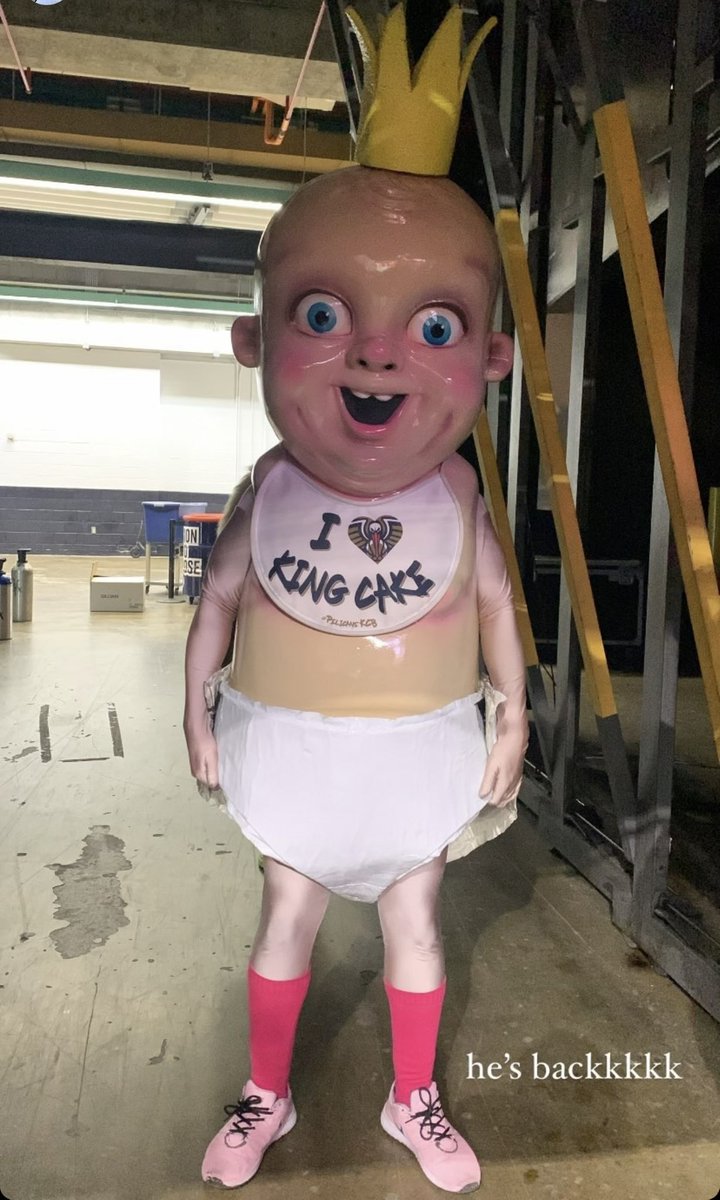 KingCakeBaby's tweet image. Me standing directly in your line of vision: