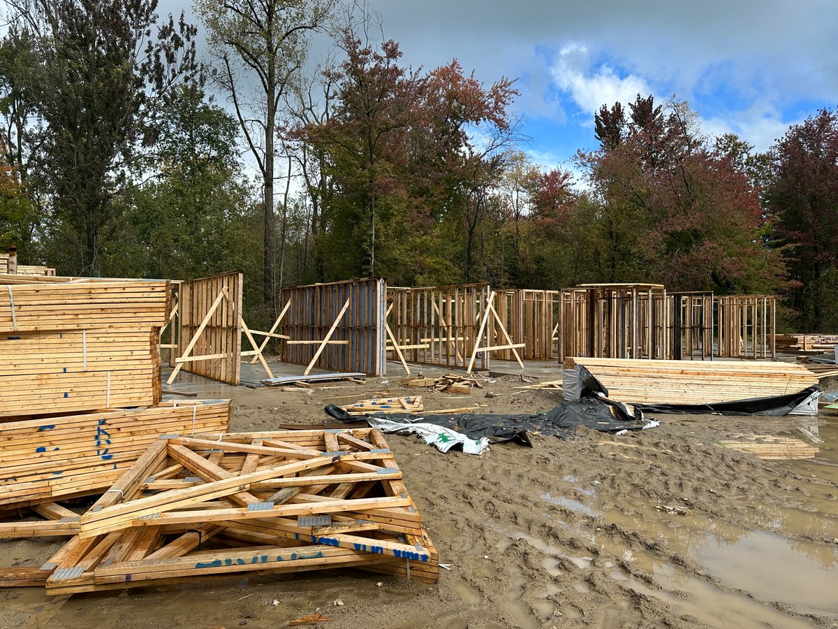 FSPArchitects1's tweet image. 🏗️ Construction Update at Lake Huron Woods! Framing is nearly done on Ranch Home buildings. The Independent Living Building is moving forward, with siding underway. Thank you to @PVofMI  for the opportunity to contribute to seniors in Fort Gratiot Twp. 🌟 @gfisherconst