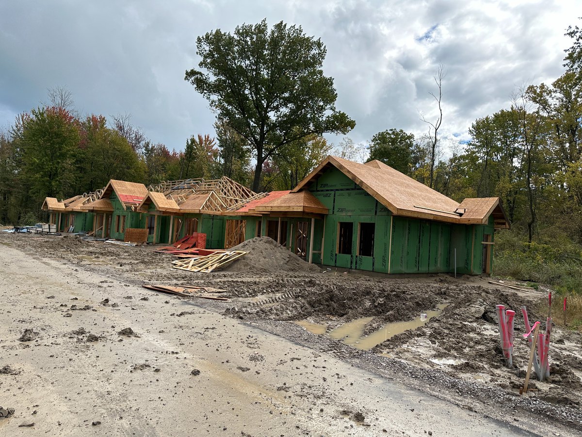 FSPArchitects1's tweet image. 🏗️ Construction Update at Lake Huron Woods! Framing is nearly done on Ranch Home buildings. The Independent Living Building is moving forward, with siding underway. Thank you to @PVofMI  for the opportunity to contribute to seniors in Fort Gratiot Twp. 🌟 @gfisherconst