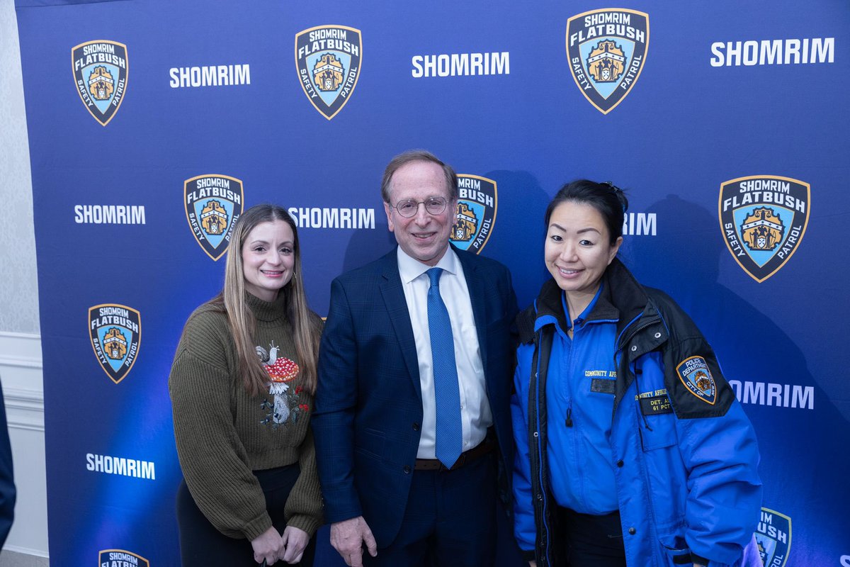 NYPD 61st Precinct (@nypd61pct) on Twitter photo During their yearly Hanukkah celebration, <a href="/FlatbushShomrim/">Flatbush Shomrim Safety Patrol</a> honored Detective Au of our Community Affairs unit. Her tireless work and dedication to the community simply cannot be measured! During their yearly Hanukkah celebration, <a href="/FlatbushShomrim/">Flatbush Shomrim Safety Patrol</a> honored Detective Au of our Community Affairs unit. Her tireless work and dedication to the community simply cannot be measured!