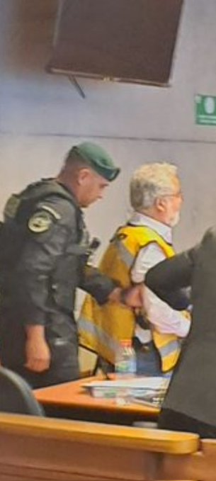 IlharrebordeM's tweet photo. Hermosilla ya no se jacta de ser tan poderoso , hoy tuvo que ir al tribunal y con chaleco de imputado, los medios de derecha no quieren mostrar esto .

Por supuesto no se les ocurra difundirlo https://t.co/uU4OJLDrNp