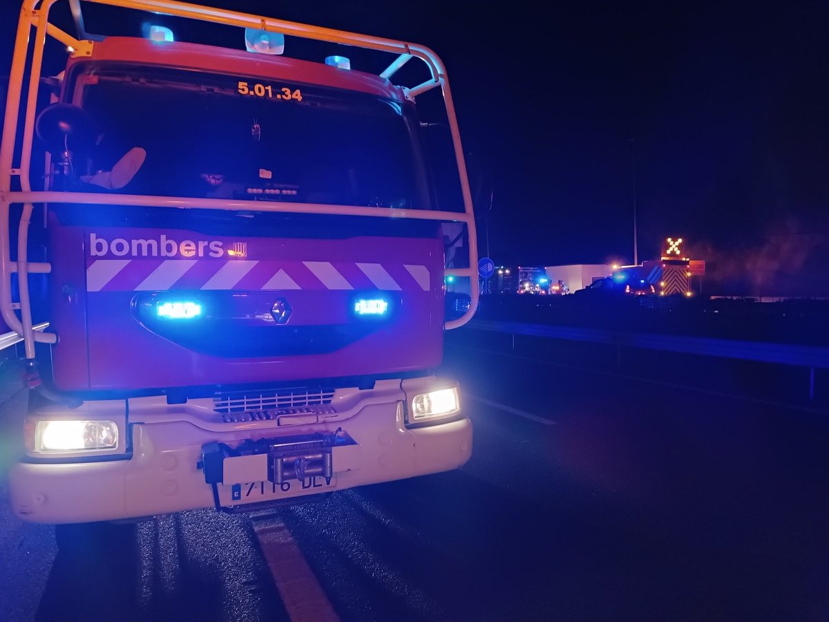 08/01/25 Foc de contenidor de rebuig.  #begues
Col.laboren:
🚒 #bomberscat
🚓 <a href="/policiabegues/">PoliciaLocalBegues</a>
Recorda: Si ➡️👀⬇️ <a href="/112/">112</a>
🔥❄️🌪️⚡💦➡️☎️➡️1️⃣1️⃣2️⃣