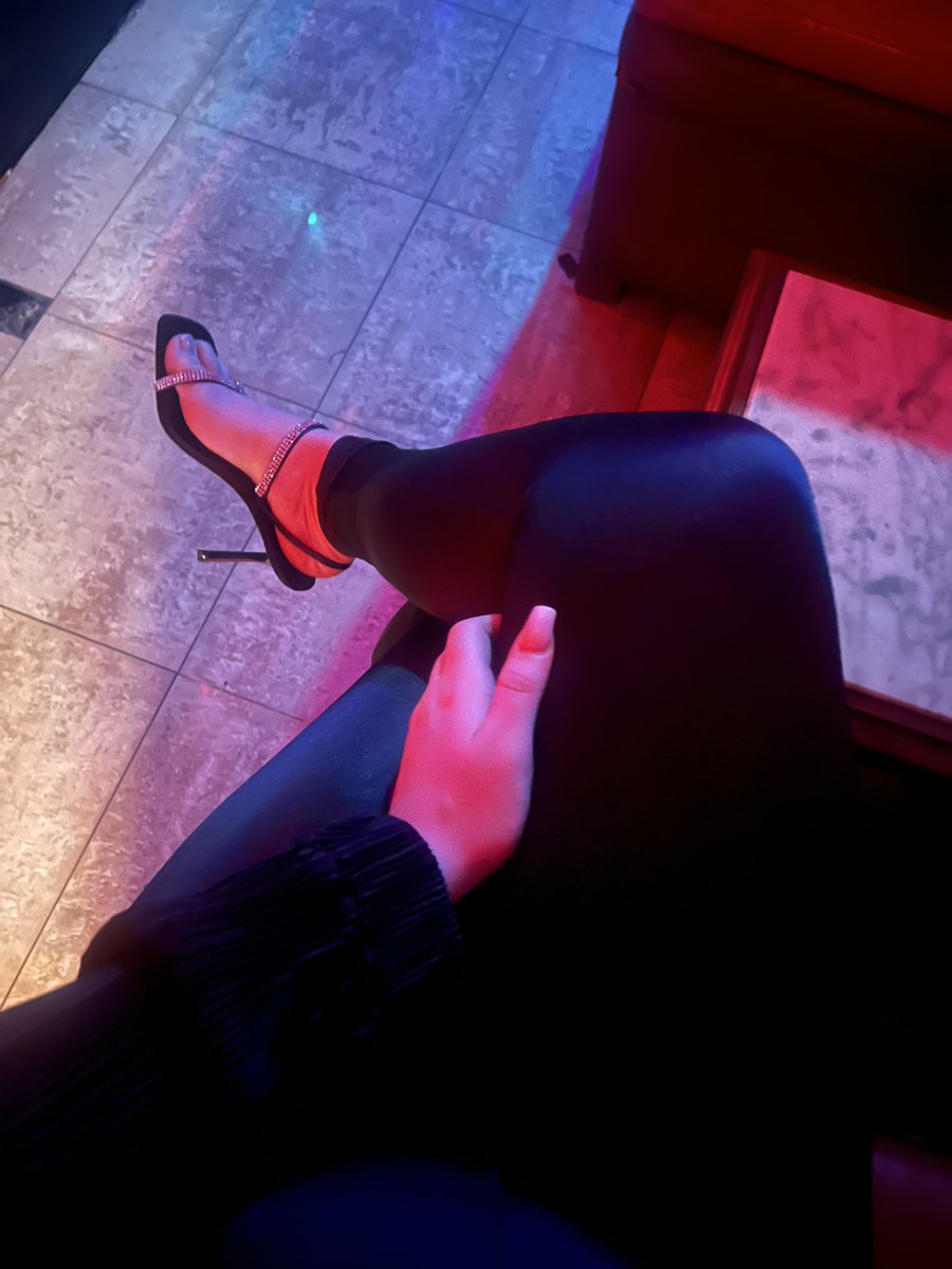 Quien será la perra que me chupe la suela? Creo q he pisado un chicle y me incomoda . Quiero q me lo quite con la boca , hoy estoy generosa asique dejo q me lo haga gratis .