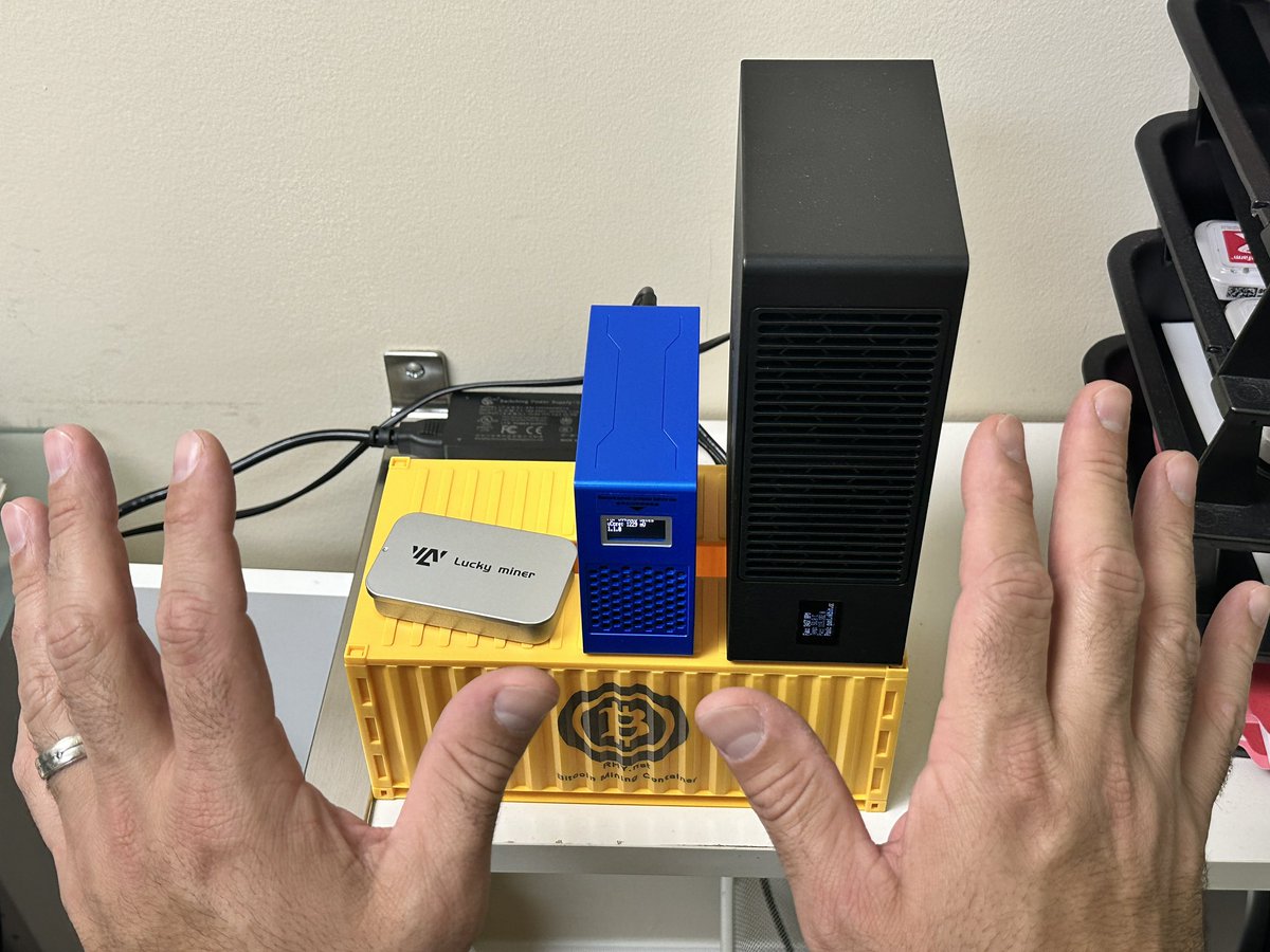 wupaccess's tweet image. 🌬️❄️ Miami’s been chilly, so I brought these Solo Bitcoin miners into my office to keep warm. ⚡️ Let’s stay cozy and keep mining until we HIT the next Bitcoin block! ⛏️

Curious about these miners? Check out the LV-07 &amp;amp; LV-08 Solo Bitcoin models:

wupaccess.com/ols/categories…