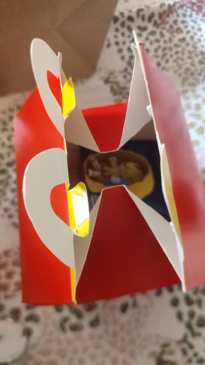 dp_brewer's tweet photo. Pedí por la app de @McDonalds_Cl y el pedido llegó abierto y manoseado. El repartidor arranco antes de poder decirle algo. Al reclamar me respondieron que el reclamo "no genera ningún tipo de respuesta", o sea no van a hacer nada. https://t.co/52vXkkZhK3