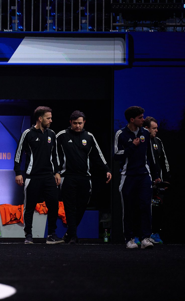 El staff de Colombia no esta tan duro.

El staff de Colombia: