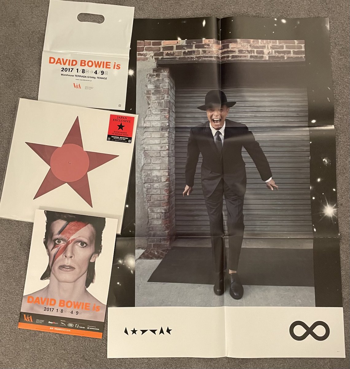 Weird_n_Gilly's tweet image. Because ‘David Bowie STILL is…’ 
It seemed like a good day to break out red BlackStar from #DBIs Japan ❤️⚡️✨ #Bowiemas #HBD