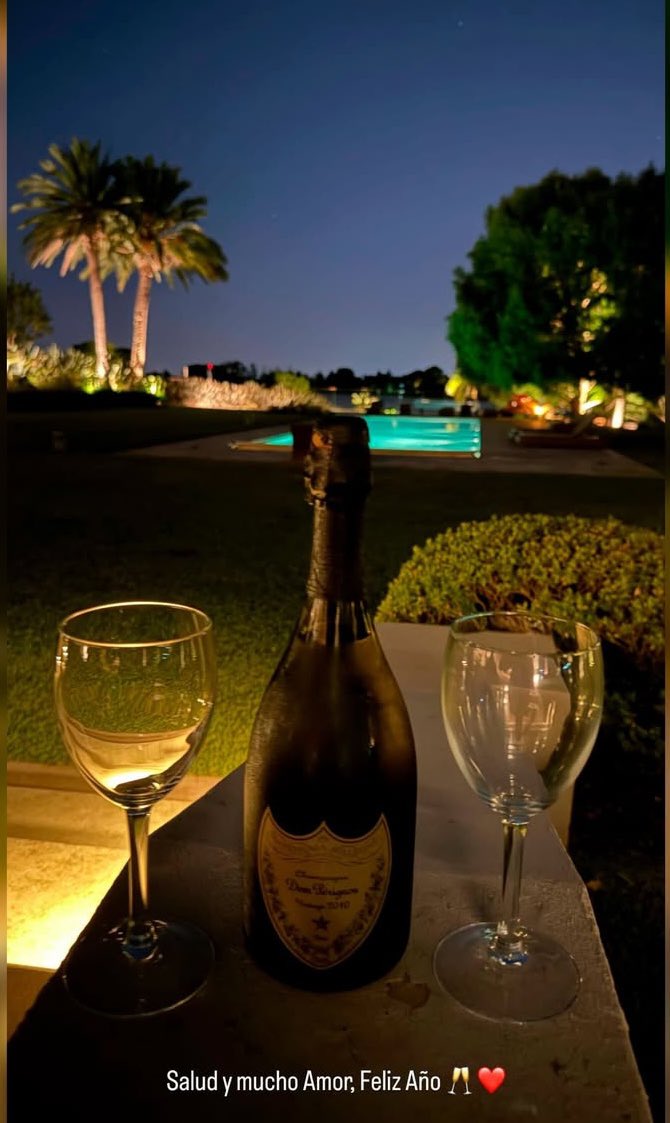 Me encanta Icardi con el champagne carísimo pero en copa de agua… y lo digo posta… yo lo tomaría en una botella cortada, con esa locación….