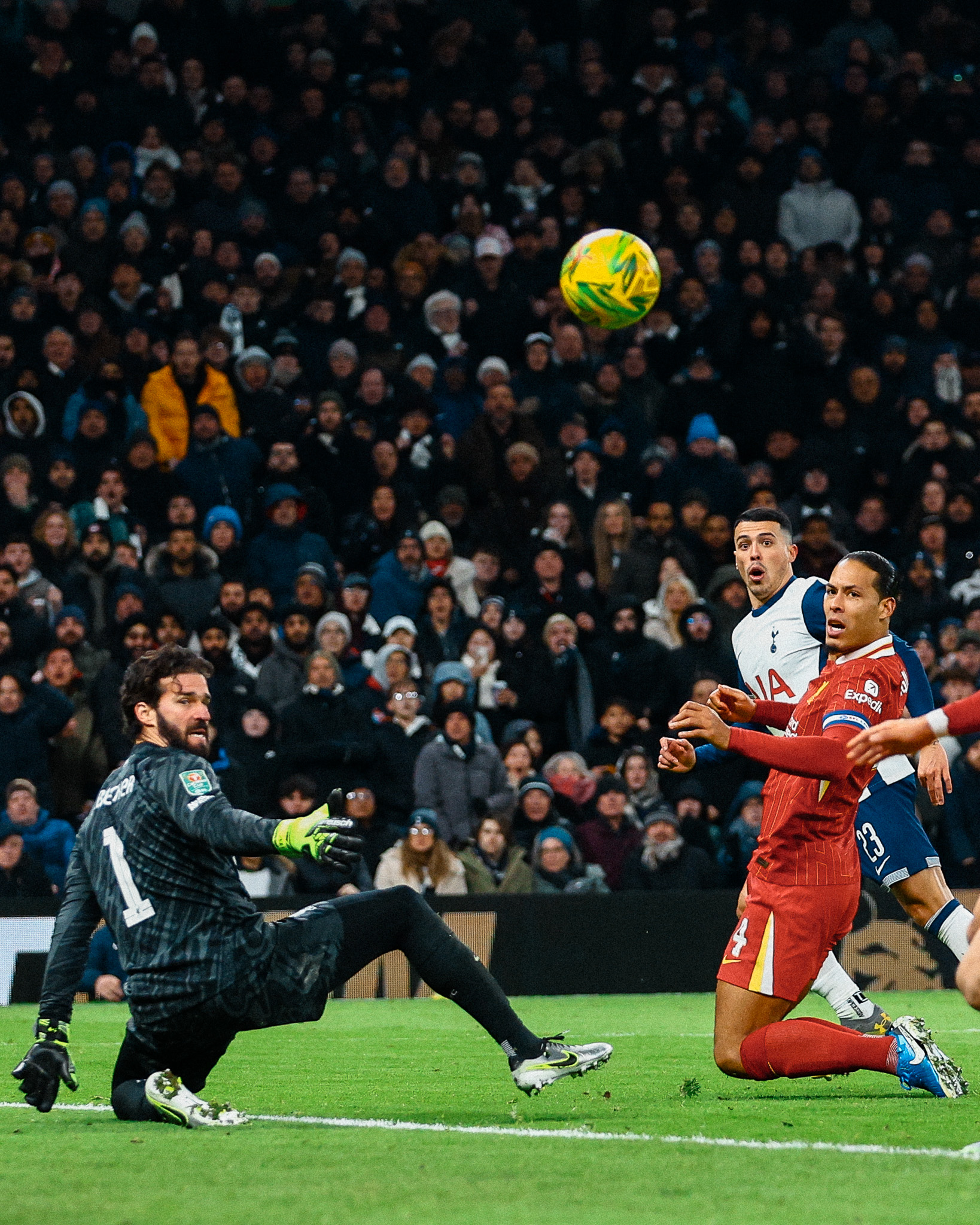 Pedro Porro picando el balón frente a Alisson. Fuente: Tottenham en "X".