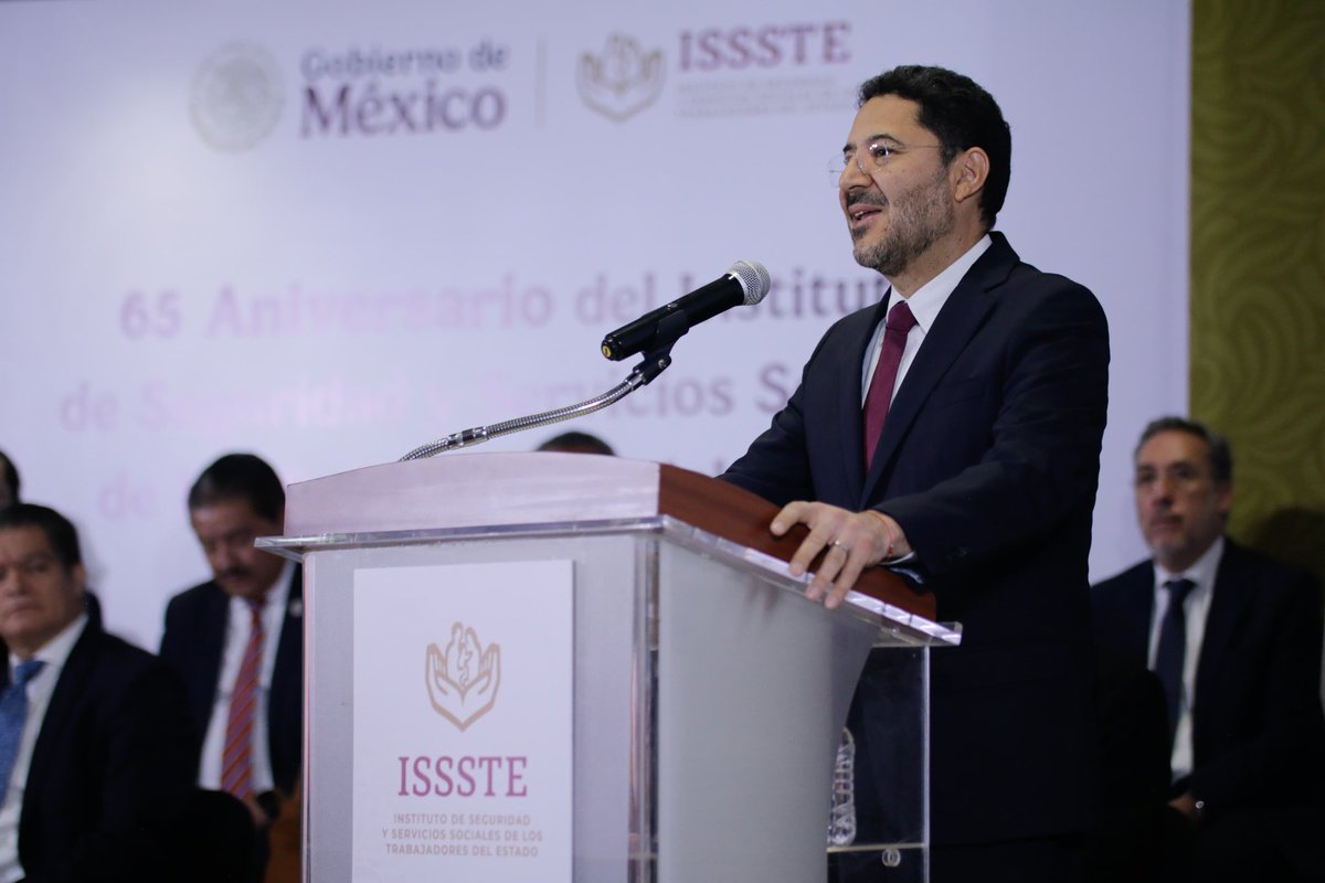 martibatres's tweet photo. El @ISSSTE_mx cumplió 65 años el 1o de enero. Hoy lo celebramos. Este instituto es un ramillete de políticas sociales como salud, vivienda, cuidados, abasto, pensiones, recreación, cultura y otras. 

Es resultado del impulso reformador de la Revolución Mexicana y de las luchas de l@s trabajador@s, sobre todo de l@s maestr@s.

Los gobiernos neoliberales privatizaron varios de sus servicios y funciones. Afortunadamente, con la Cuarta Transformación iniciada por el Presidente @lopezobrador_, comenzó un trabajo basado en tres grandes puntos: saneamiento financiero, adquisición de equipos médicos de última generación y nacionalización de servicios integrales y hospitales.

La Presidenta @Claudiashein está encabezando una nueva etapa, un segundo piso de la transformación de esta noble institución.

Seguridad social, educación, salud y programas sociales, son los pilares del Estado de bienestar en estrecha alianza con la clase trabajadora y el magisterio.

Agradezco el acompañamiento de la secretaria de @bienestarmx @A_MontielR, de los representantes de @Tu_IMSS, @SSalud_mx, dirigentes de los sindicatos y de maestras y maestros de la generación 1956-59.