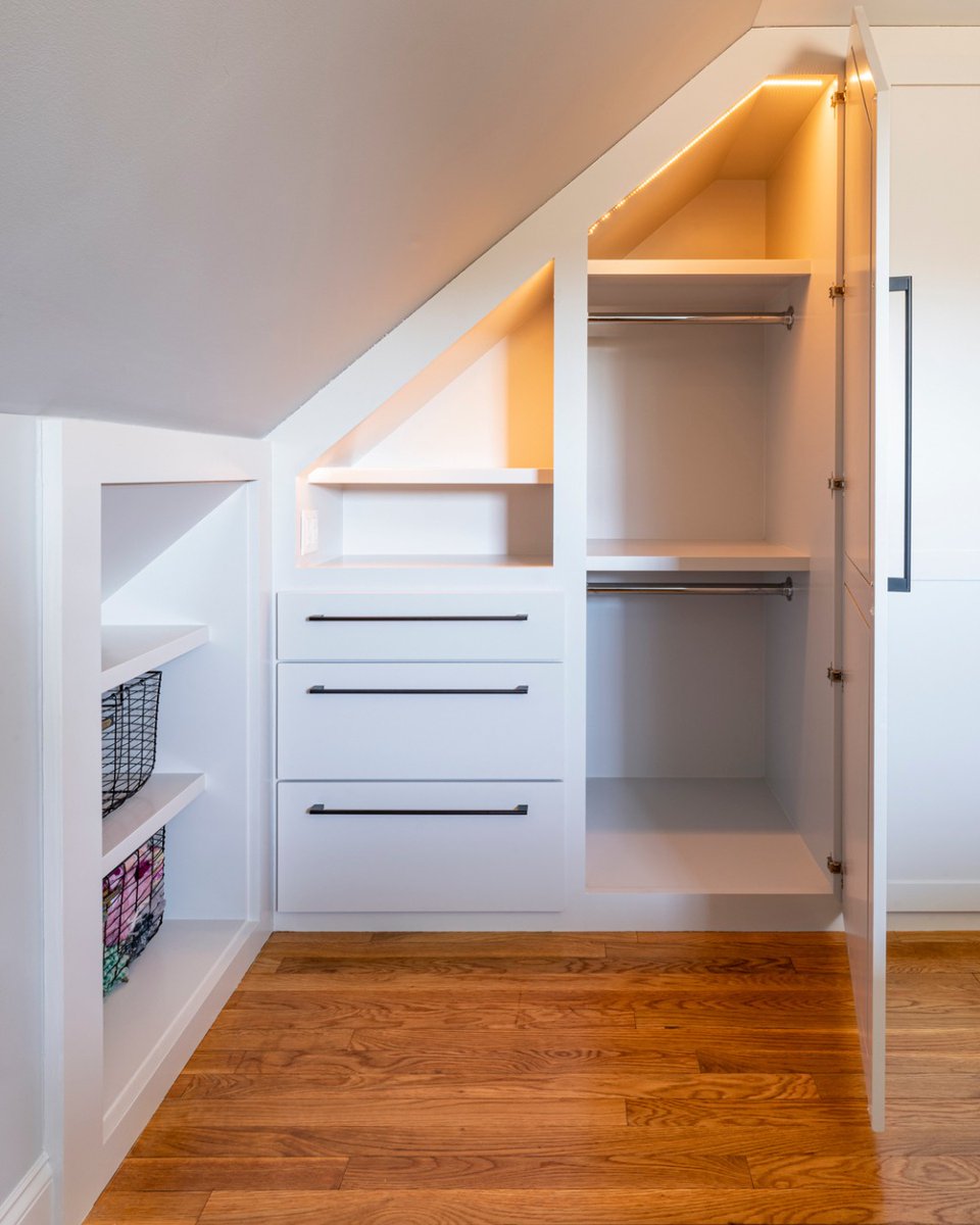 PhilbrookCC's tweet image. Every year, “get organized” is one of the top three New Year’s resolutions in the U.S., yet only 9% of people succeed in making lasting changes. Create a path to success with custom built-in storage.
#BuiltByPhilbrook #CapeCodBuilder #CapeCodHome #GetOrganized
