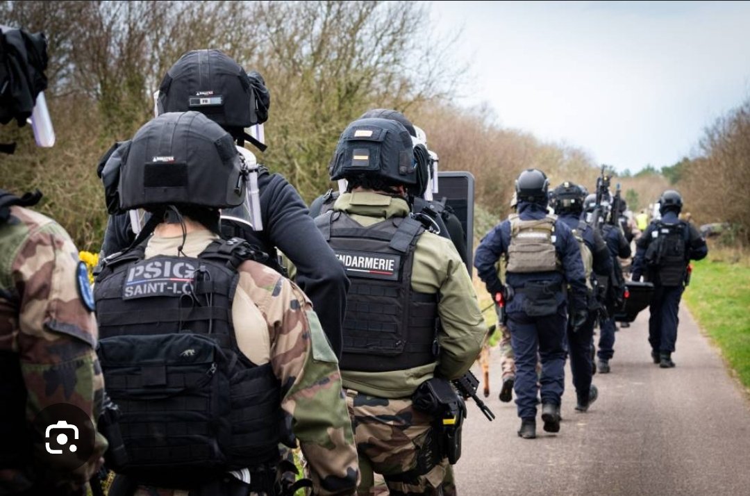 StopTHT40's tweet photo. M. Vignaud, maire d' #Hossegor nous menace de faire appel aux gendarmes du PSIG.
Cette unité de combat a récemment été dénoncée par le rapporteur spécial de l'ONU à cause de ses "traitements cruels et inhumains interdits par la convention des DROITS DE L'HOMME"
Merci !
#StopTHT40 https://t.co/2fx11C6UG2