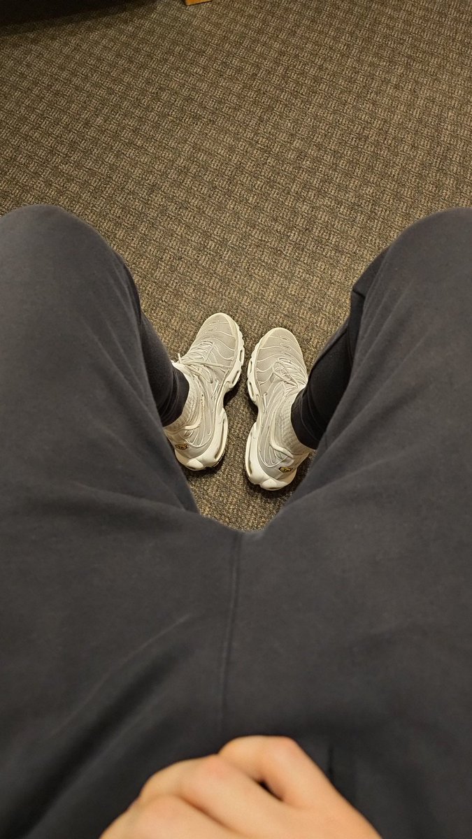 Master_Adi_PL's tweet photo. Kto chętny na spotkanie w klimacie sneakers? 😈😈 wawa https://t.co/3WcrpZK6Cs