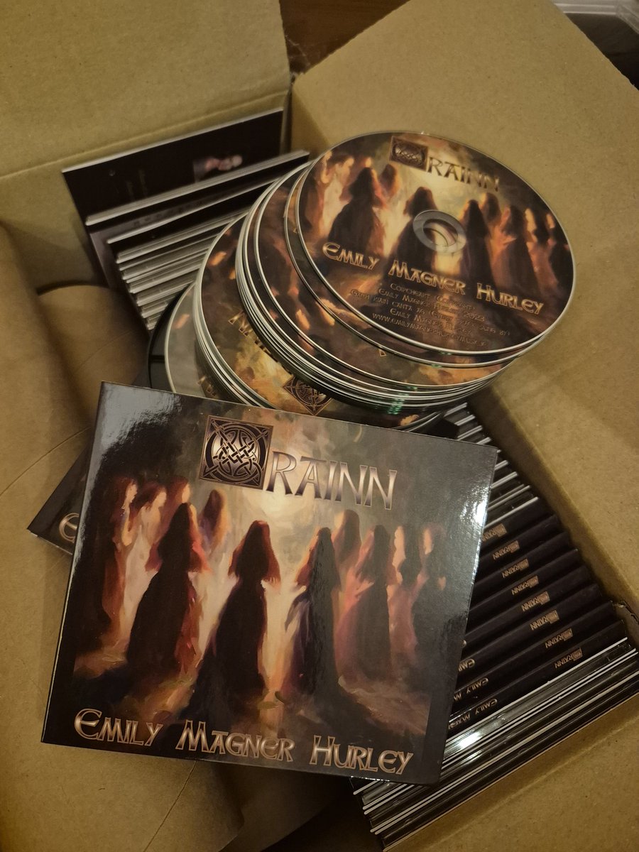 EmilyMagner's tweet image. Busy sending albums at the moment!

#orainn #seannós #musicofireland #irishmusic #singer #soprano #sopranolife #album #newalbum #albumsales #albumcover #albumdesign #irishsinger #irishsong #gaeilge