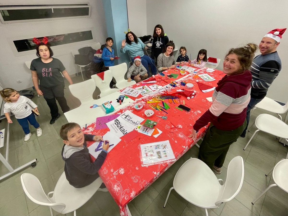 Fin de año con talleres muy especiales con familias en Sarriguren y en Bilbao , preparando adornos de Navidad.
Mil gracias familias y <a href="/AValledeEgues/">Ayuntamiento Valle de Egüés Udala</a> , <a href="/Pamplona_ayto/">Ayuntamiento de Pamplona</a> , <a href="/gob_na/">Gobierno de Navarra</a> y <a href="/Bizkaia/">Bizkaiko Foru Aldundia/Diputación Foral de Bizkaia</a>  por su apoyo en los programas  Ocio y tiempo libre de Hiru Hamabi | 3/12.
Mila esker!