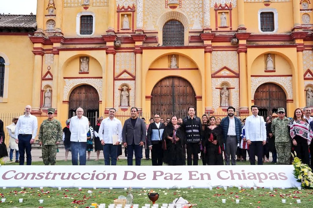 Mario Delgado (@mario_delgado) on Twitter photo Funcionarios e integrantes del gabinete del gobierno de nuestra presidenta, <a href="/Claudiashein/">Claudia Sheinbaum Pardo</a>, acompañamos al gobernador, <a href="/ramirezlalo_/">Eduardo Ramírez</a>, en la presentación de la Estrategia de Construcción de Paz en #Chiapas.
En el segundo piso de la #4T tenemos la convicción de que la paz se Funcionarios e integrantes del gabinete del gobierno de nuestra presidenta, <a href="/Claudiashein/">Claudia Sheinbaum Pardo</a>, acompañamos al gobernador, <a href="/ramirezlalo_/">Eduardo Ramírez</a>, en la presentación de la Estrategia de Construcción de Paz en #Chiapas.
En el segundo piso de la #4T tenemos la convicción de que la paz se