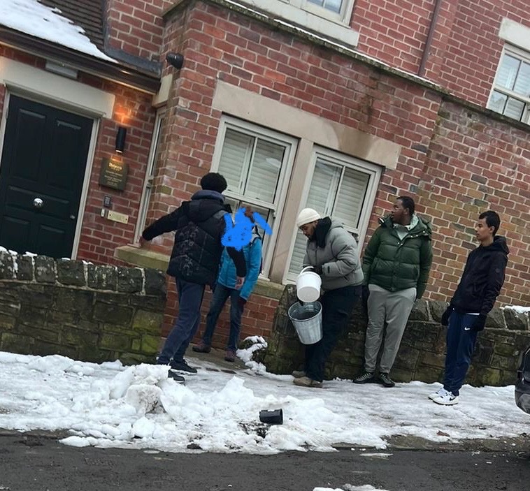 UnityGymProject's tweet image. Big shout out to @HaybeMaleiki & some of our #Broomhall boys who spent their afternoon out clearing snow & gritting roads for others in #Sheffield. Community spirit in action #TeamUnity