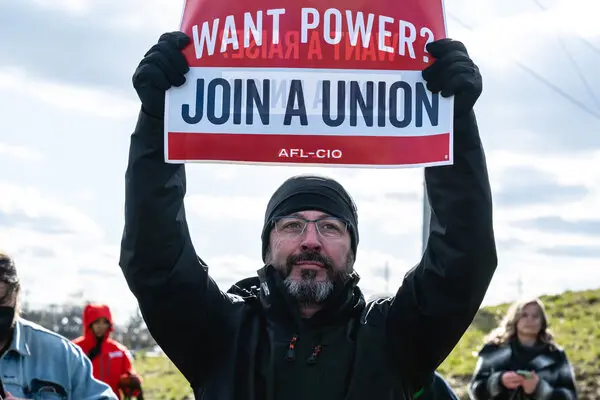 ReallyAmerican1's tweet photo. 🚨MAJOR BREAKING: The largest labor federation in America, AFL-CIO, has just joined forces with the Service Employees International Union (SEIU) to shore up their numbers ahead of Trump's anti-union Administration.
This is a HUGE deal for American workers! https://t.co/dO36BcQ5yD