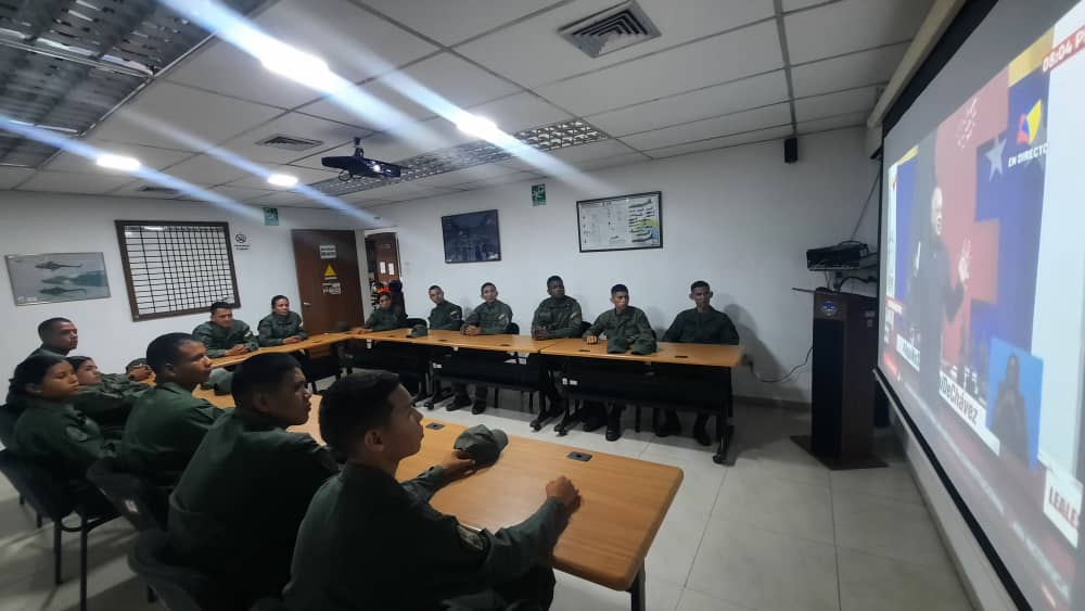 civiscea50's tweet photo. 🔴 #Ahora || El personal profesional de este centro asiste a la proyección del programa N°509 de "Con el Mazo Dando", con la finalidad de dar a conocer las actividades que se encuentran ejecutando por el Bienestar del personal y para la Defensa Integral de la Nación.
#FANB
#8Ene https://t.co/xLcesCkxIx
