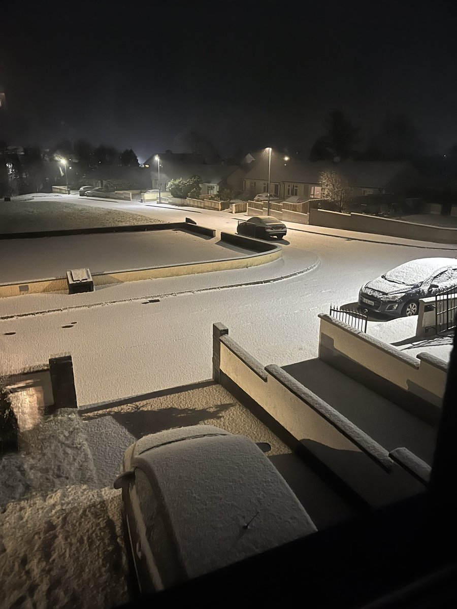 Donegal not under the orange warning. Donegal not getting snow!
NOW - snowing heavily and consistently, with serious frost. 
But hey, we’re Donegal! We can handle it. 
Thanks to Kenneth at <a href="/DonegalWeatherC/">Donegal Weather Channel</a> who keeps us rightly informed and advised 🙏 <a href="/MetEireann/">Met Éireann</a> <a href="/JOEdotie/">JOE.ie</a> <a href="/rte/">RTÉ</a>
