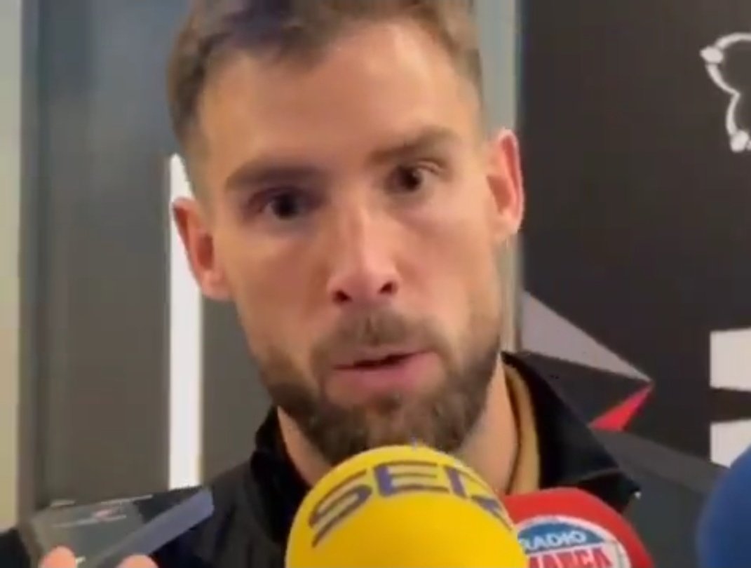 الأندية تشعر بالظلم من قرار المو و باو؟
اينيغو مارتينيز: سواء القرار عادل ام لا فلست من يقرر ذلك.. انا جزء من برشلونة و اريد رؤية زملائي يلعبون
كما أجد مثلا ايقافي قبل مدة 4 مباريات مقابل تصرف اقل بكثير من تصرف لاعب ( فيني )توقف لمباراتين فقط امر غير عادل ولا احد يتحدث عن الأمر