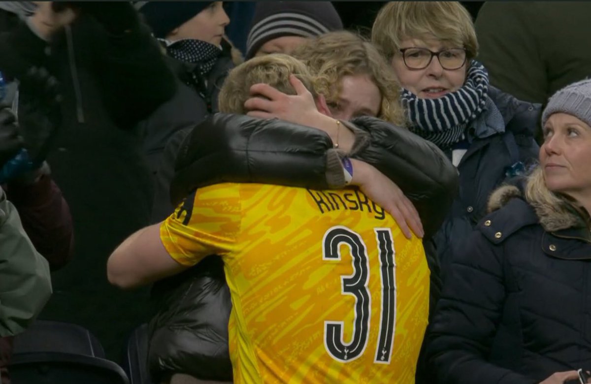 ⚪️🔐 Signing for Spurs on Sunday, making his debut against Liverpool on Wednesday… and clean sheet.

Emotional scenes for Kinsky after the game, special debut. ✨🇨🇿
