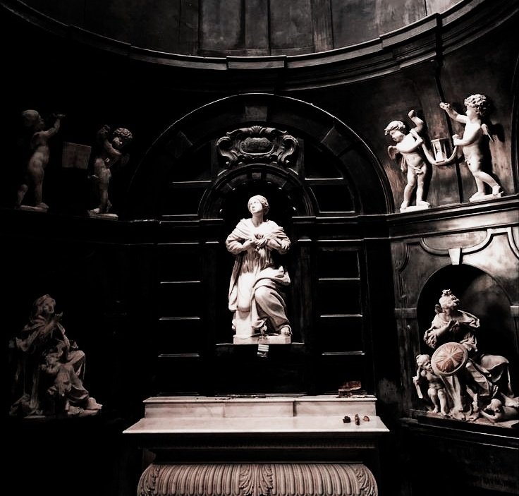 Estive agora há pouco visitando alguns lugares, incluindo museus um tanto... peculiares? Encontrei essa luminária em forma da medusa, já viram algo assim? Preciso admitir que fiquei fascinada com os detalhes.