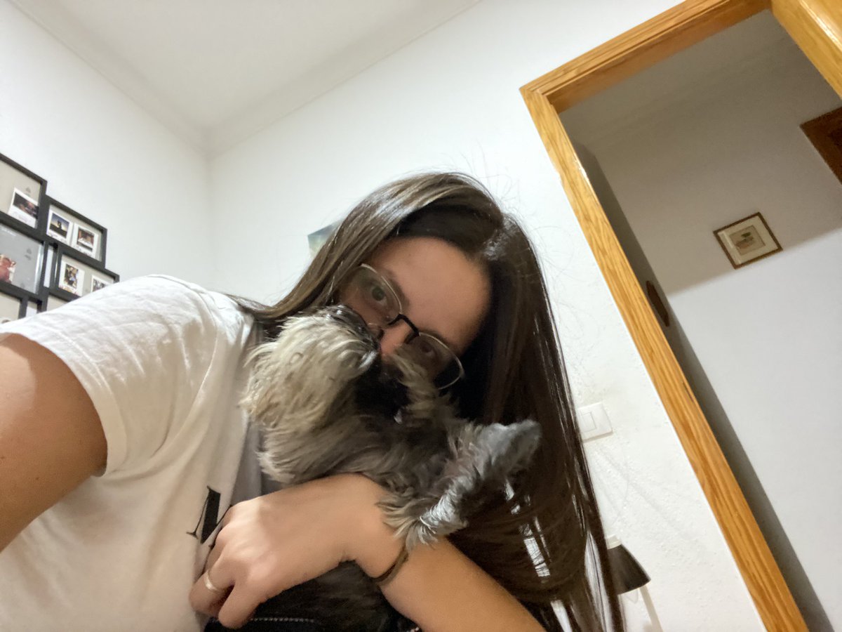 Natighdez's tweet photo. Aun no asumo que ya no me vayas a esperar detrás de la puerta al llegar a casa. Que ya no me perseguirás a todos lados. Que ya no te pondrás al lado mío cada vez que coma. Siempre formarás parte de mi. Te llevo en el alma y en el corazón. Te amo. Gracias por estos 16 años🥺✨🪽🐶 https://t.co/JyjWjCh1Fv