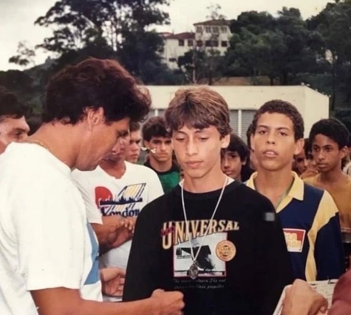 Ronaldo Fenômeno na fila para pegar um autógrafo de Roberto Dinamite.

FOTÃO!