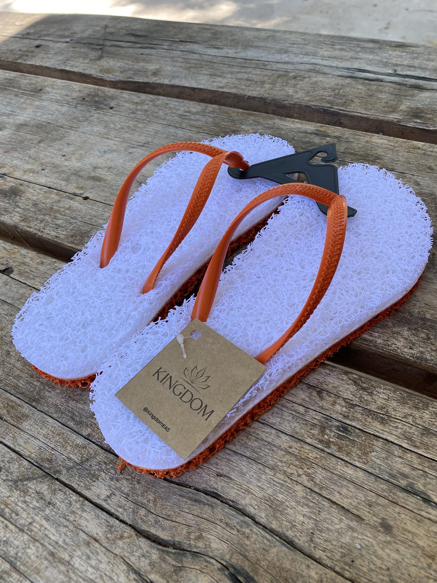 Empezamos hace unos meses con todo el papeleo y las importaciones, y hace 15 dias ya produciendo! Un RT’i para que se conozca la 1ra zapatilla de capacho hecha en Paraguay. Somos Kingdom y vendemos una comodidad que necesitas sentir! Estamos en IG, FB y en kingdom.com.py