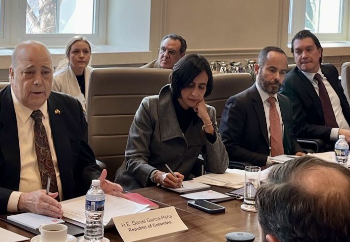 En prestación de Plataforma País en <a href="/USChamber/">U.S. Chamber</a> (Washington), más de una decena de empresas de EE.UU. reafirman sus inversiones y buscan nuevos negocios en Colombia. Seguridad jurídica, sostenibilidad fiscal, iniciativas público privadas y transición energética. <a href="/ColombiaEmbUSA/">Embassy of Colombia in the United States</a>