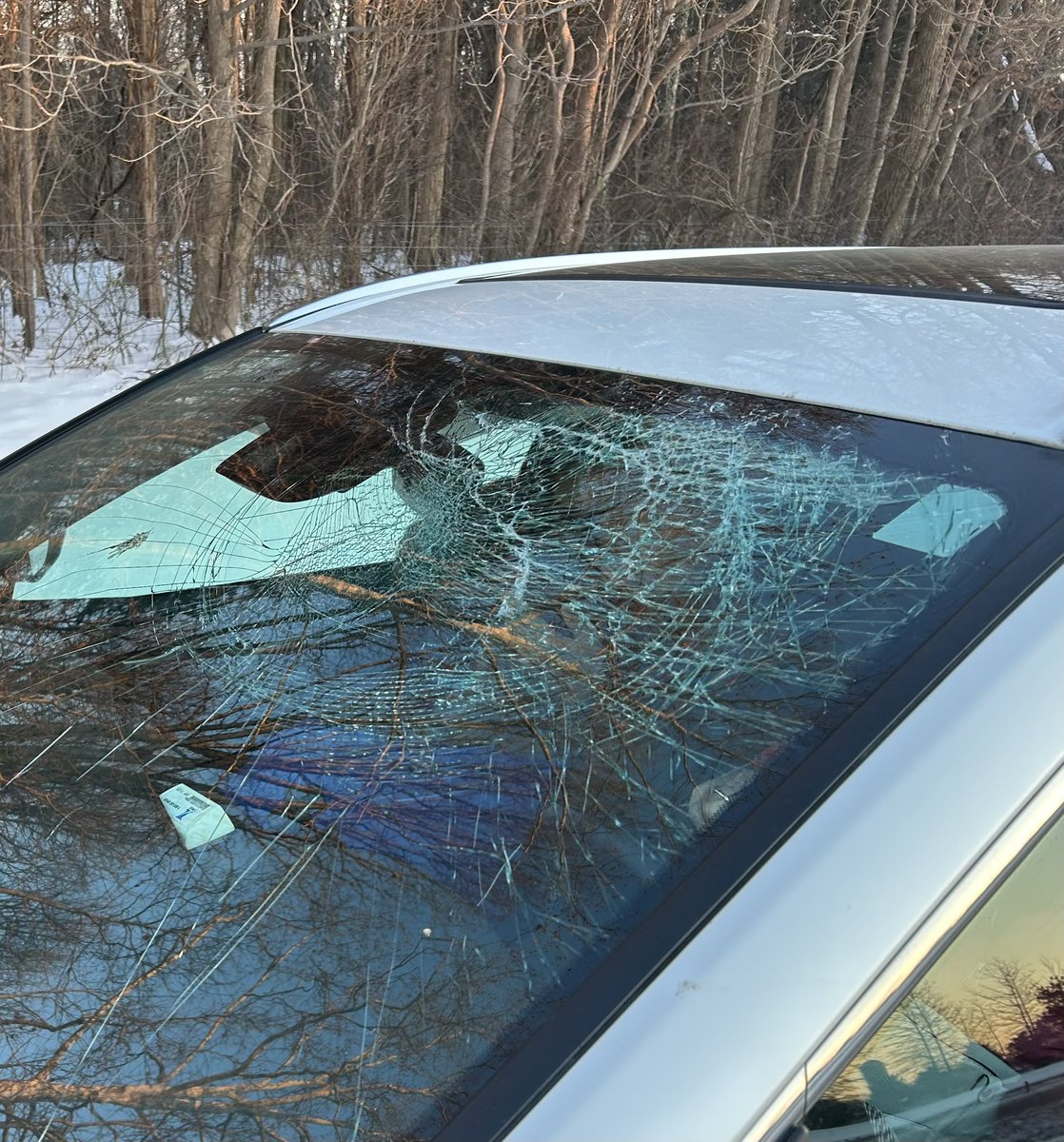 ISPVersailles's tweet image. The @IndStatePolice has responded to two crashes in Jackson County today where ice falling off of vehicles has shattered windshields of other motorists.
▪️Clear ice/snow completely from your vehicle
▪️Increase following distance to avoid receiving damage